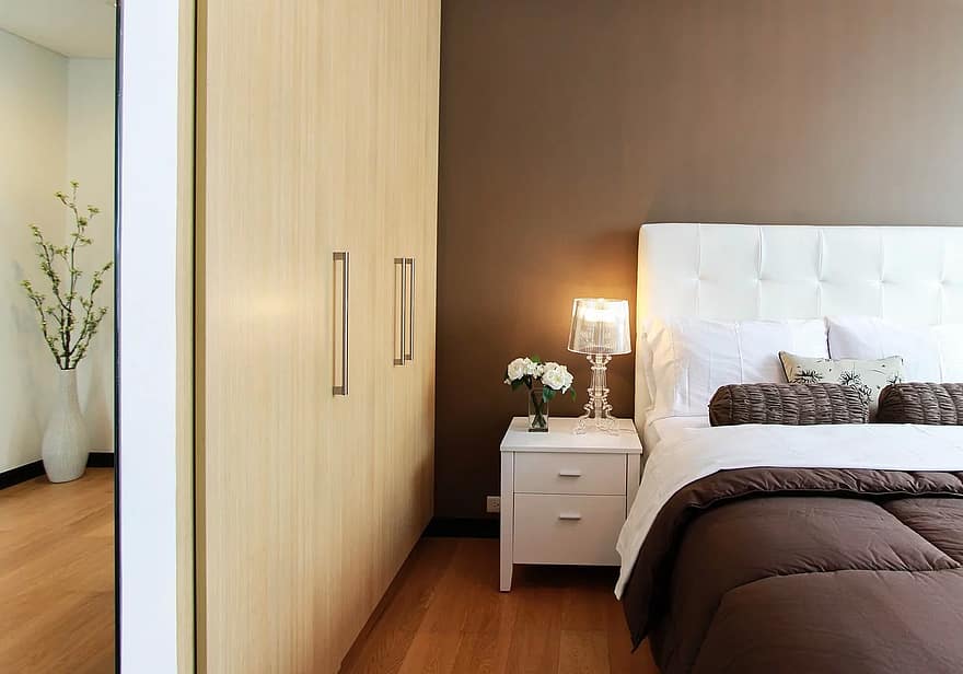 5 Móveis Essenciais para Otimizar Quarto de Casal Pequeno