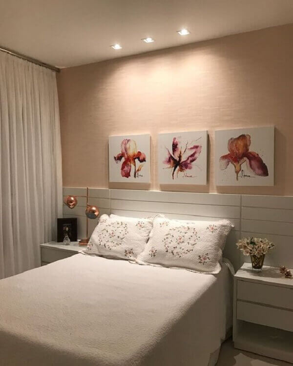 7 erros comuns ao pendurar quadros no quarto e como evitá-los