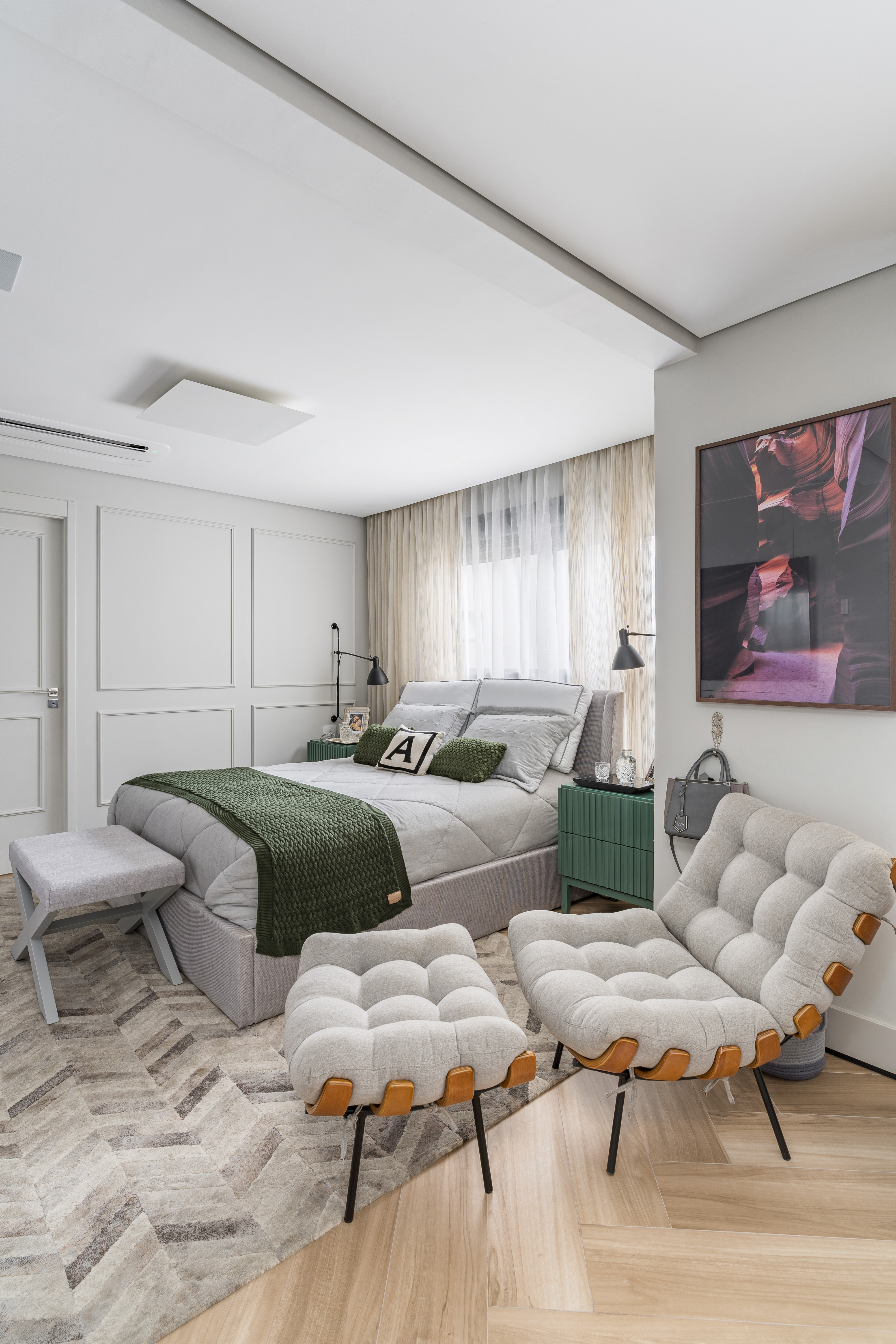 O Poder dos Metais Dourados e Latão na Decoração Verde Oliva