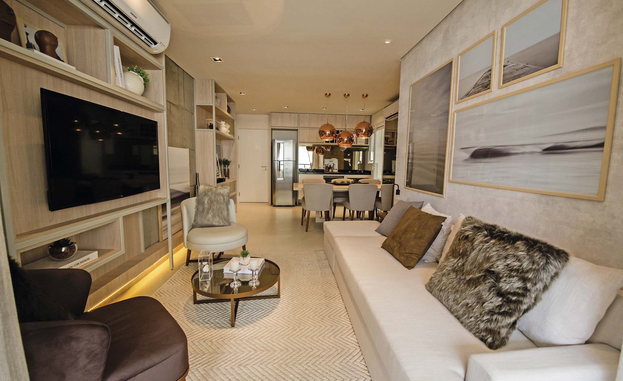 Iluminação Estratégica: Como Usar a Luz para Ampliar sua Sala Pequena