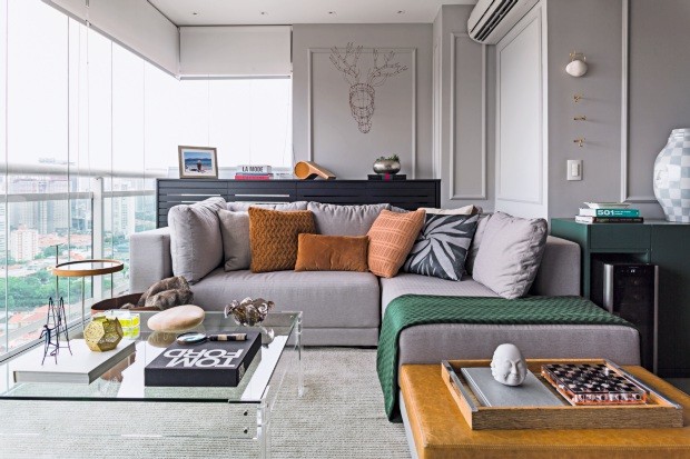 Como escolher cortinas e racks para sala com sofá cinza