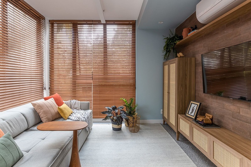 Como escolher cortinas e racks para sala com sofá cinza