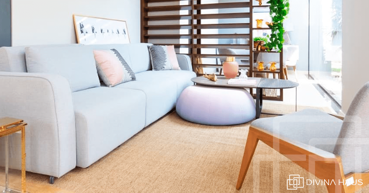 Acessórios essenciais para harmonizar com seu sofá cinza