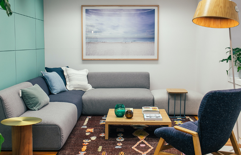 Como escolher cortinas e racks para sala com sofá cinza