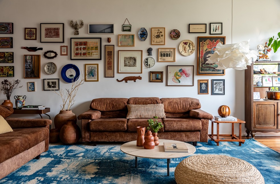 Transforme sua Sala: As Melhores Almofadas e Mantas para Sofá Marrom