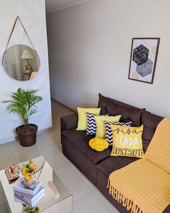 Sofá Marrom de Couro vs. Tecido: Qual o Melhor para Sua Decoração?