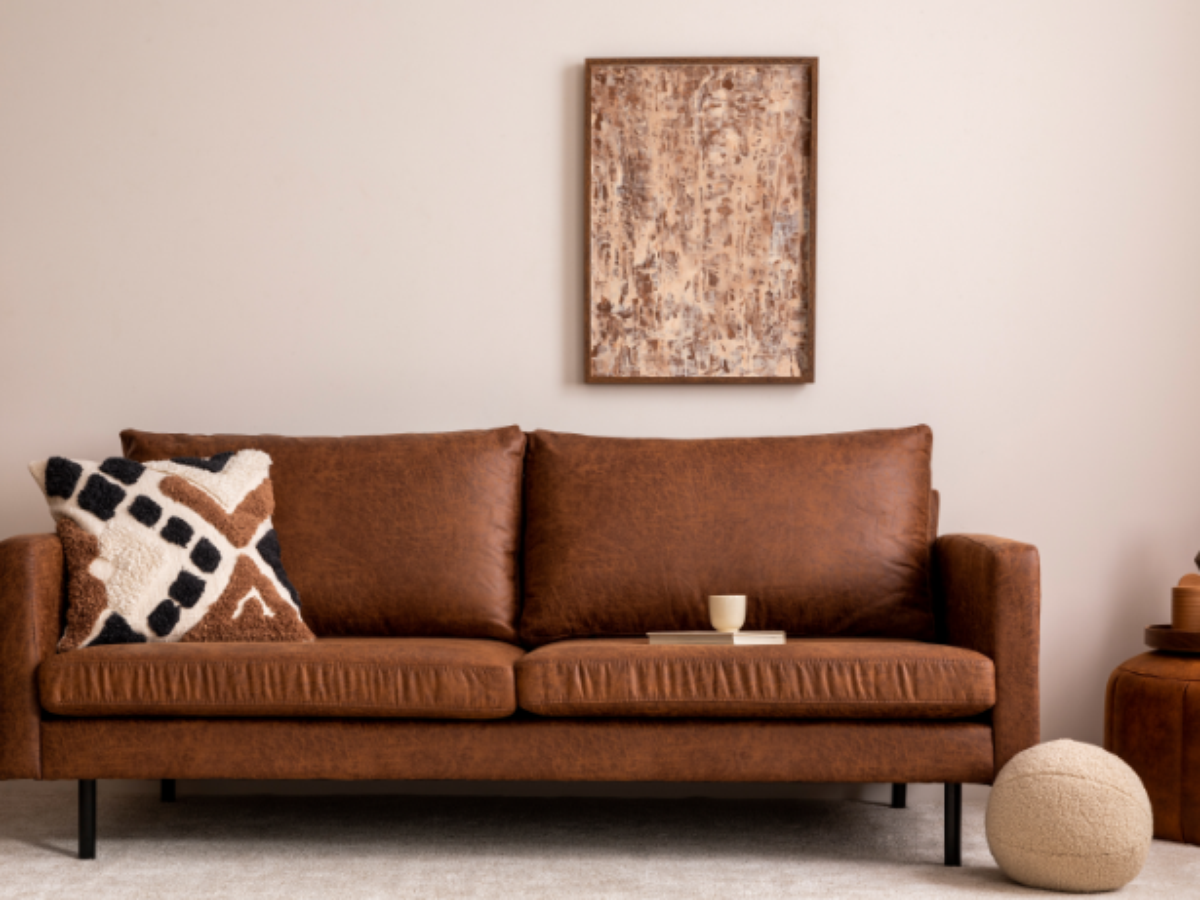 Transforme sua Sala: As Melhores Almofadas e Mantas para Sofá Marrom