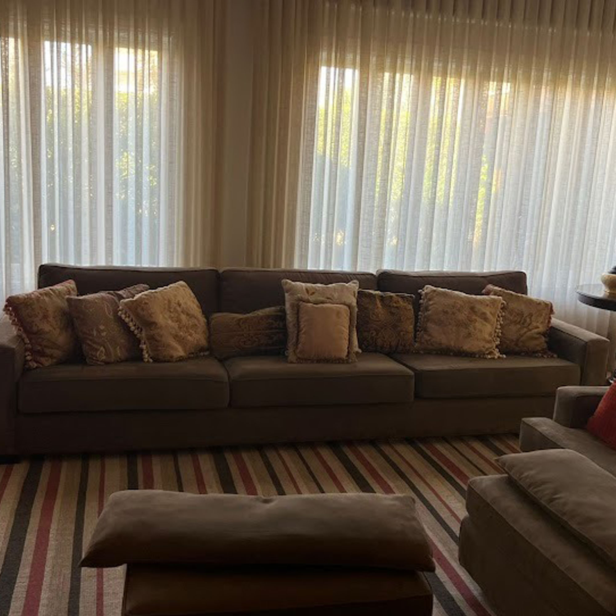 Iluminação e Objetos: Dicas para Realçar seu Sofá Marrom