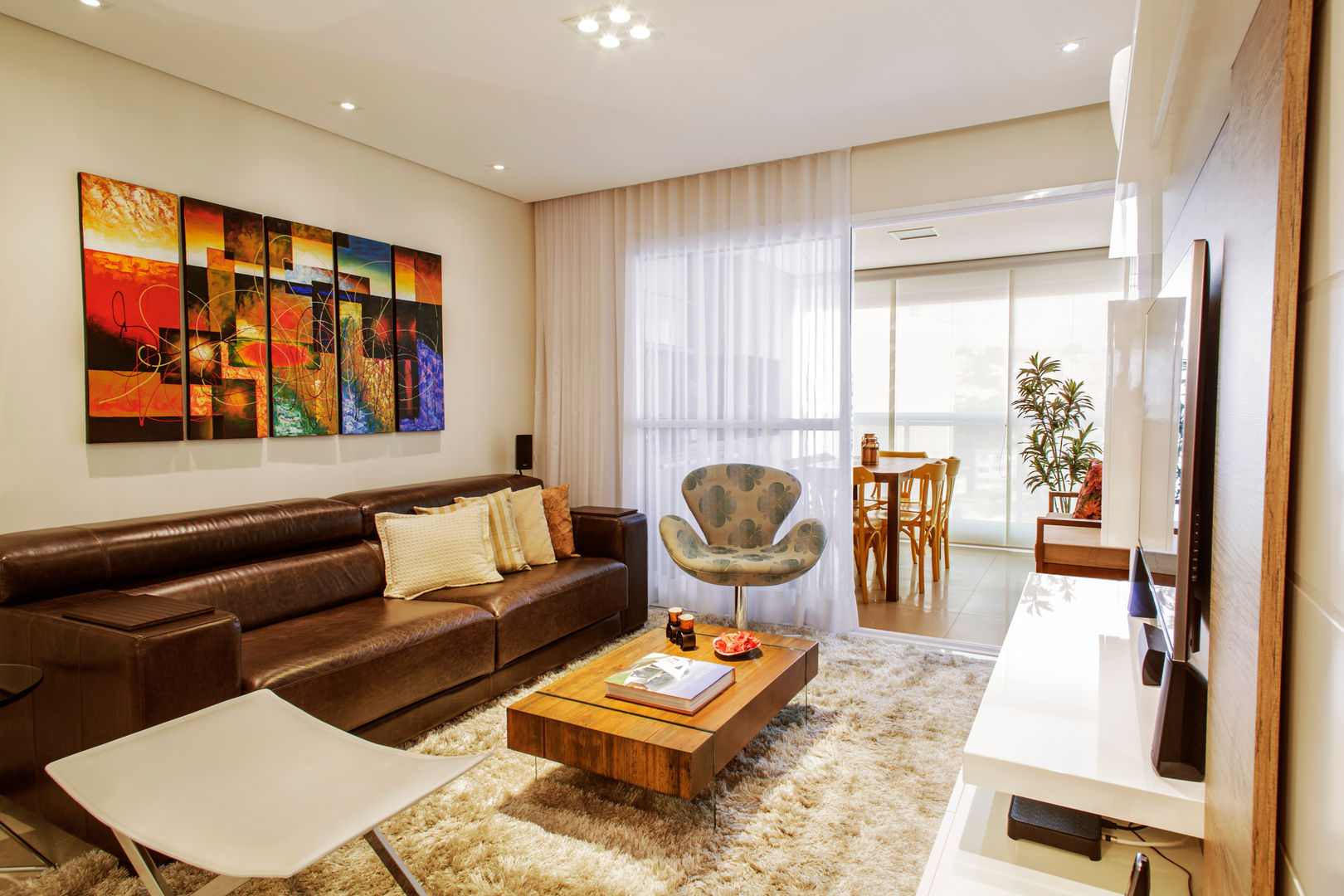 Sofá Marrom de Couro vs. Tecido: Qual o Melhor para Sua Decoração?