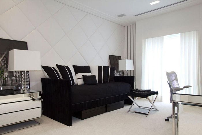 painel ripado preto na sala pequena