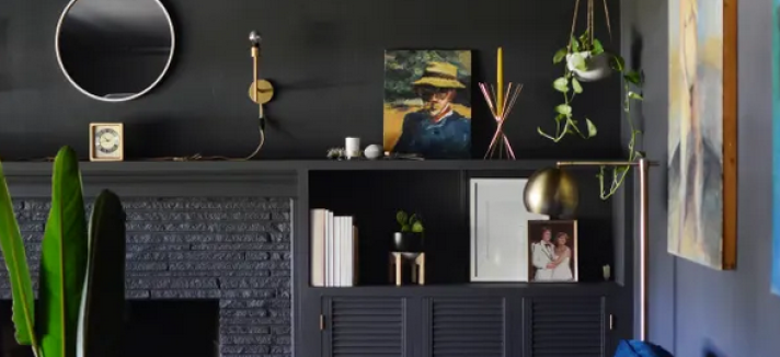 painel ripado preto na sala pequena