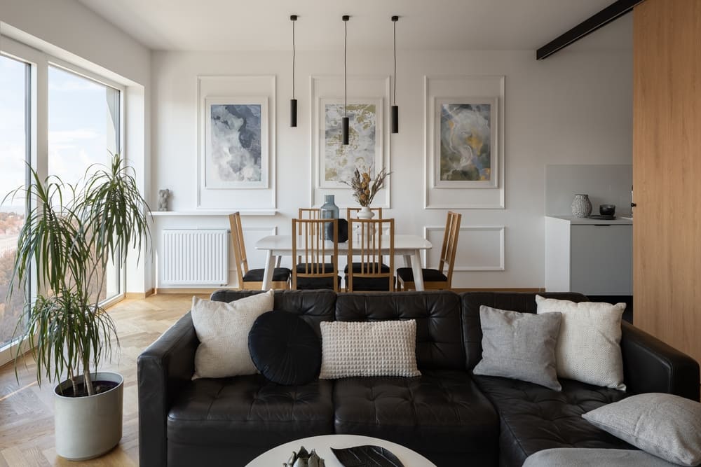 painel ripado preto na sala pequena