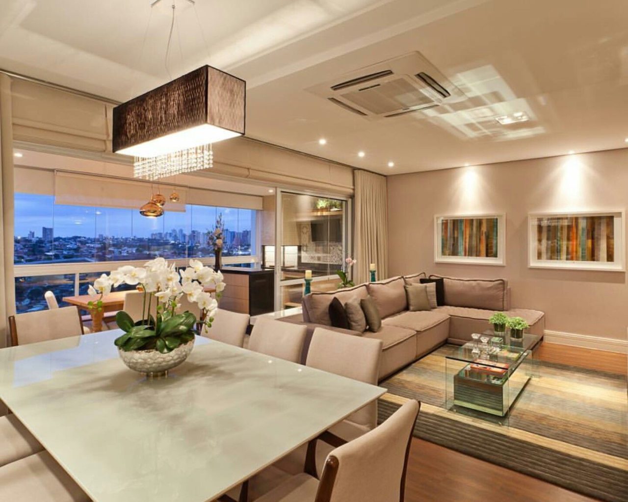 Iluminação Estratégica: Destaque sua Sala de Estar e Jantar Integrada