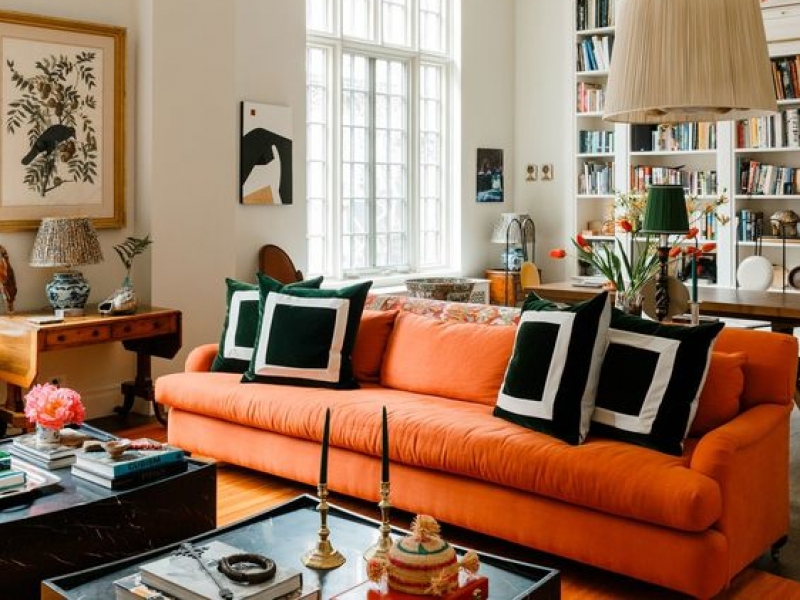 Sofá Laranja: Como Escolher e Harmonizar na Sua Sala de Estar