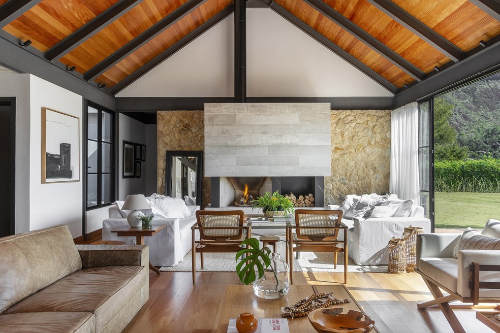 erros comuns decorar sala rustica moderna