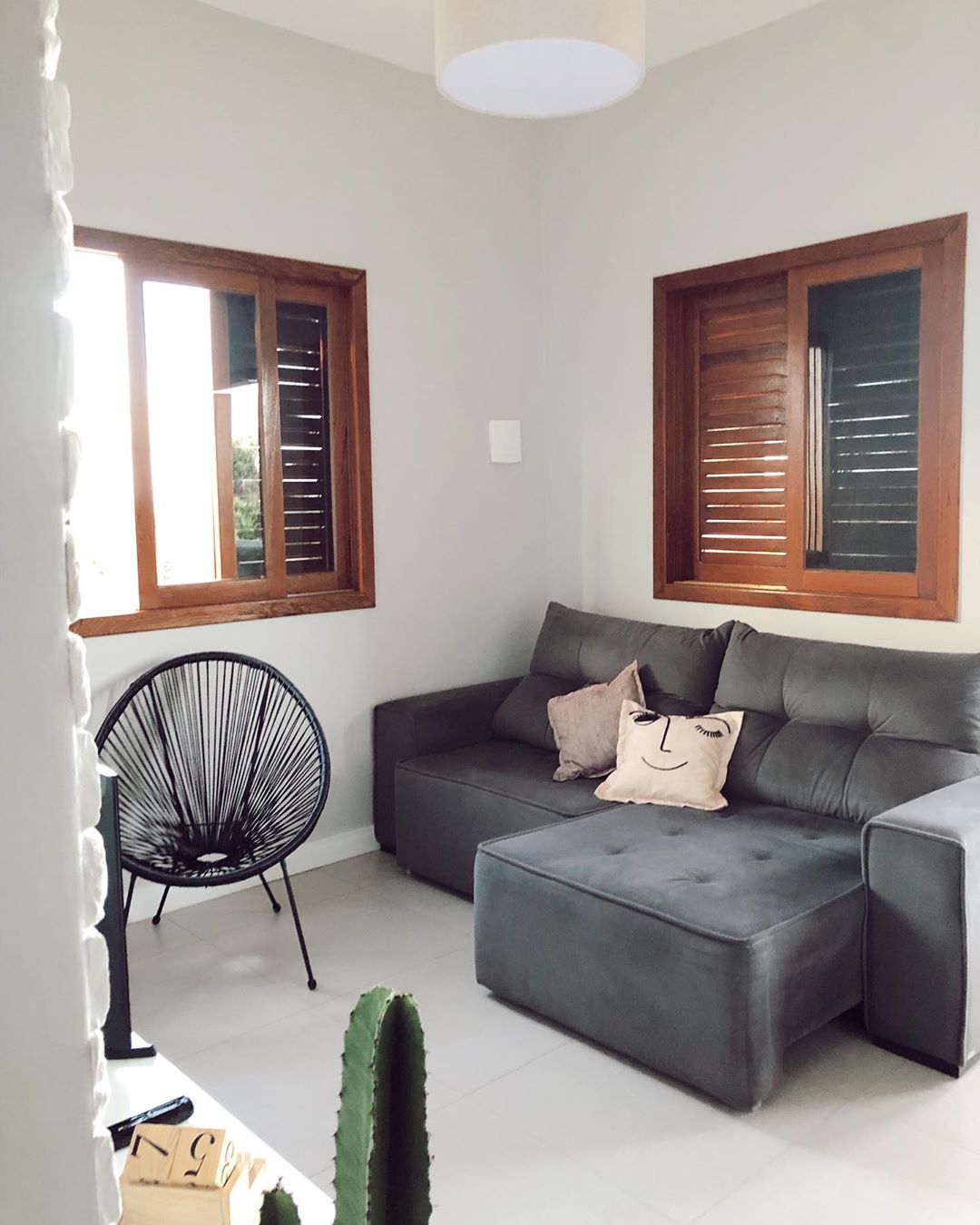 Decoração de Salas Pequenas com Sofá Cinza: Otimizando Espaço e Estilo