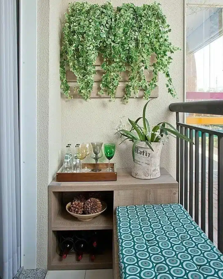 decoração de varanda pequena com plantas