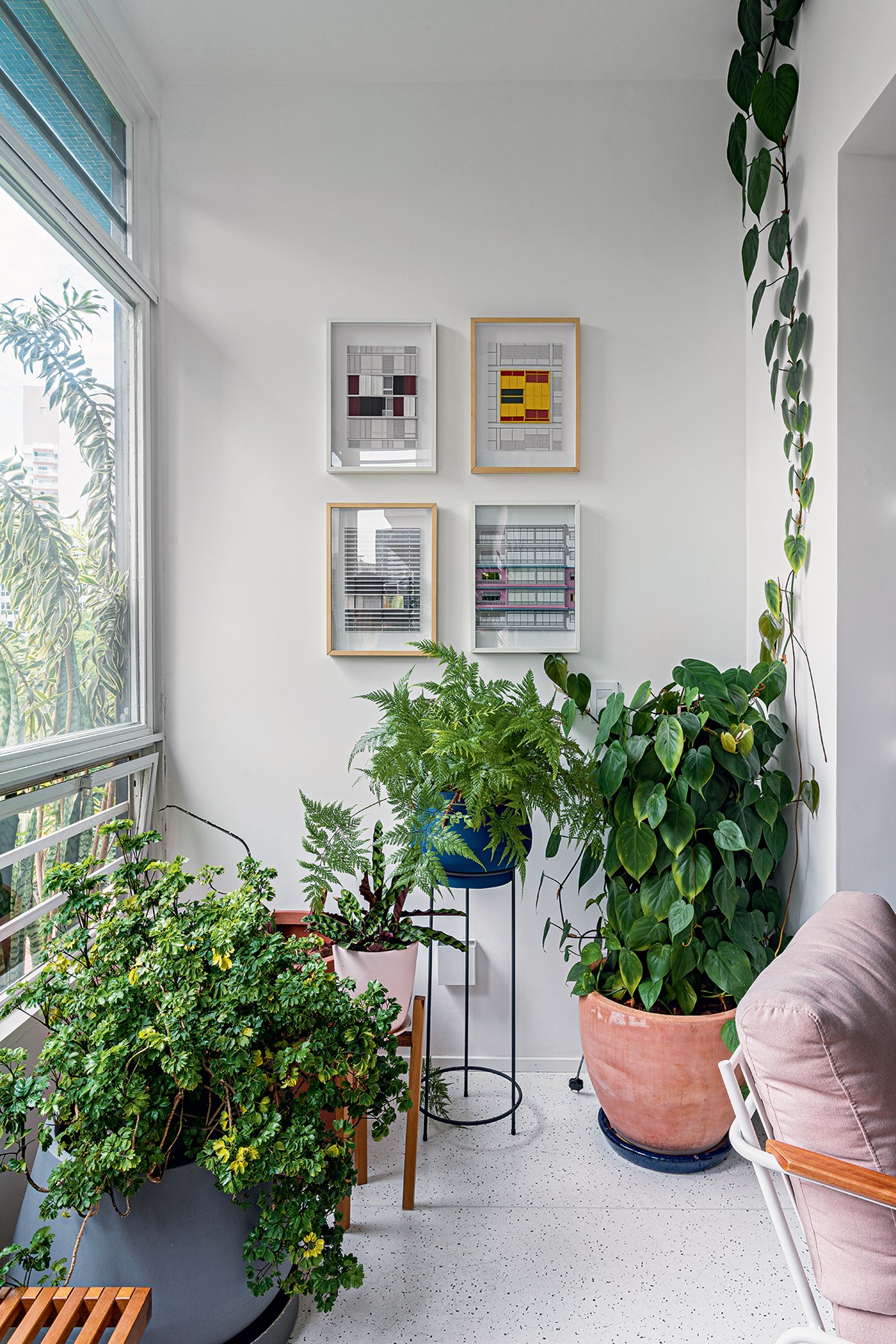 decoração de varanda pequena com plantas