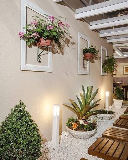 decoração de varanda pequena com plantas