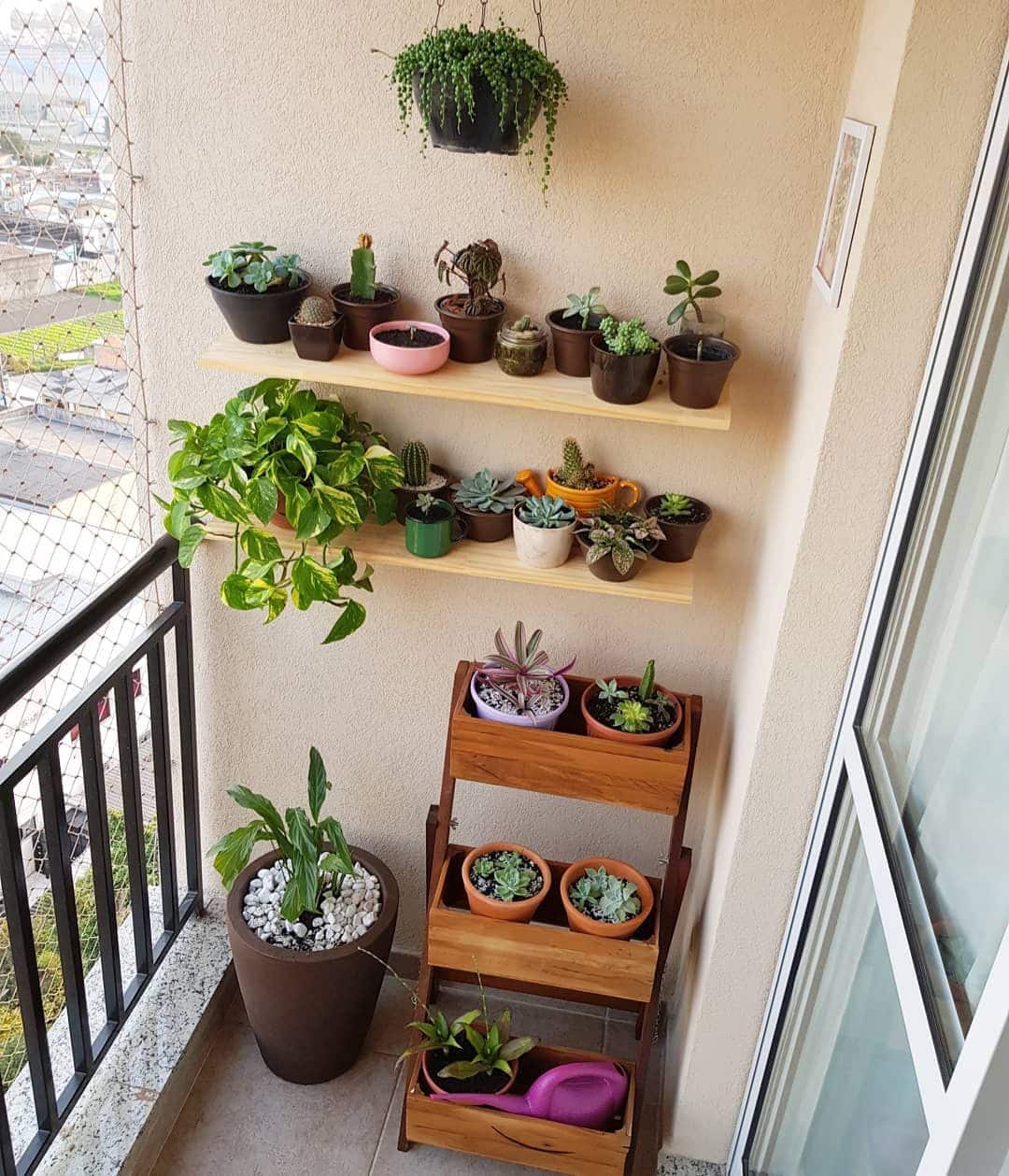 decoração de varanda pequena com plantas