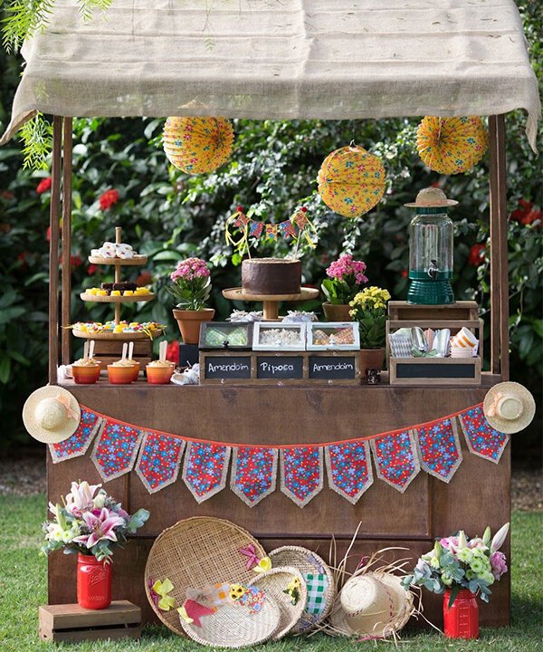 ideias de decoração festa junina no quintal com materiais reciclados