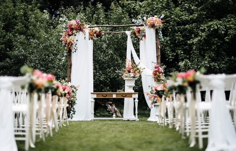 decoração de casamento para igreja com flores brancas e velas