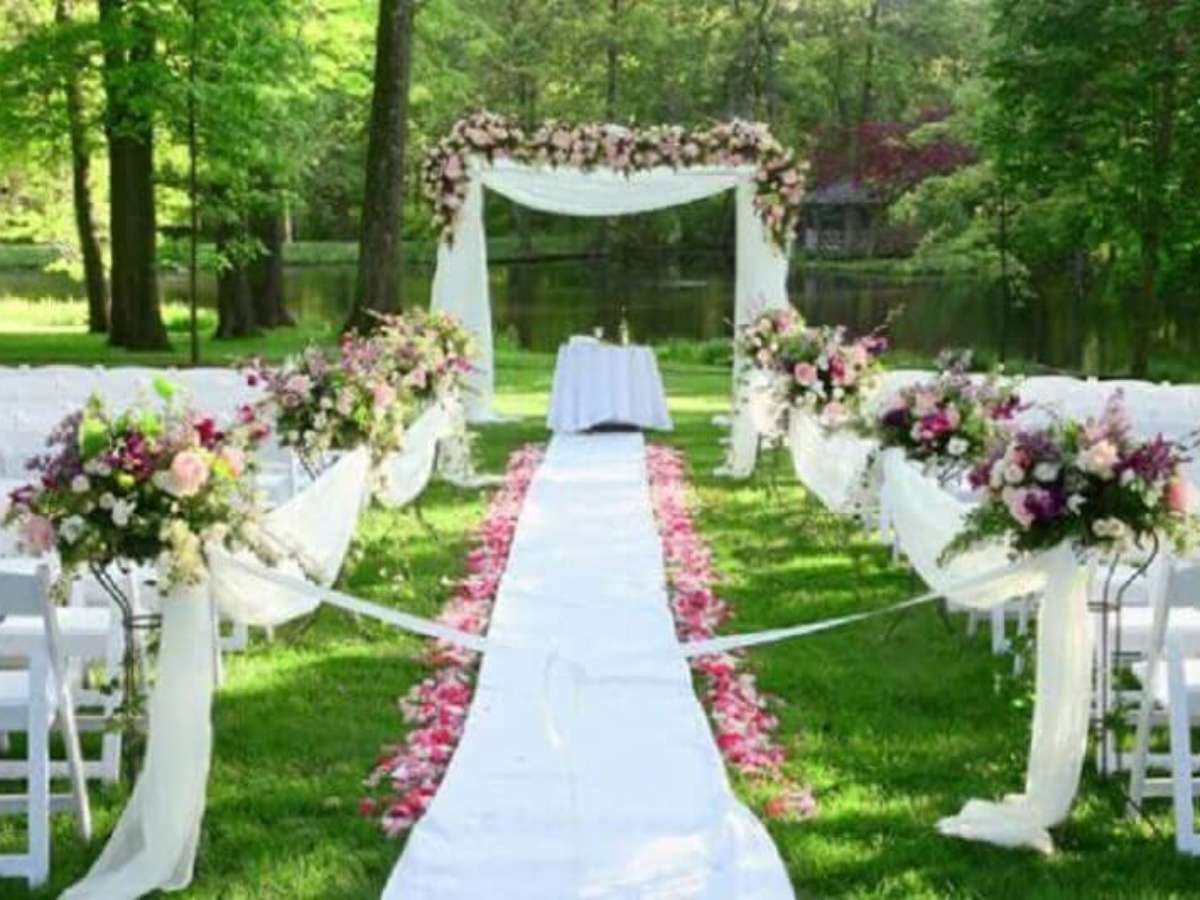 decoração de casamento para igreja com flores brancas e velas