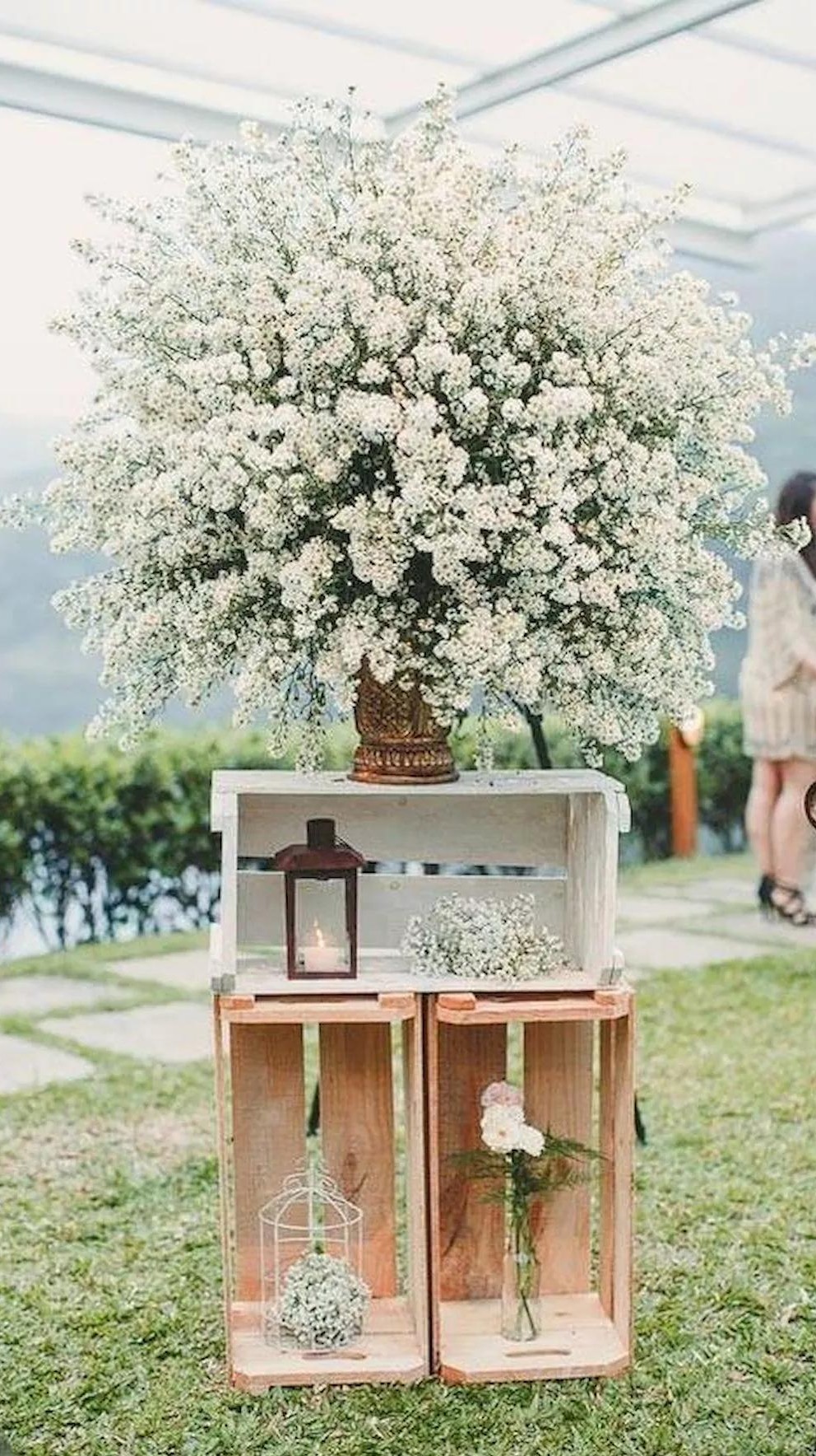 decoração de casamento para igreja com flores brancas e velas