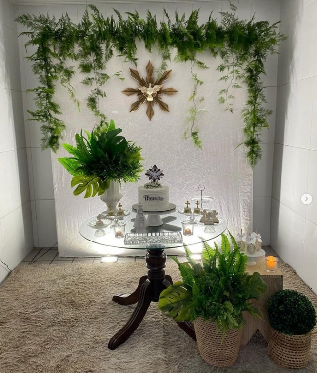 decoração mesa principal primeira eucaristia dourada