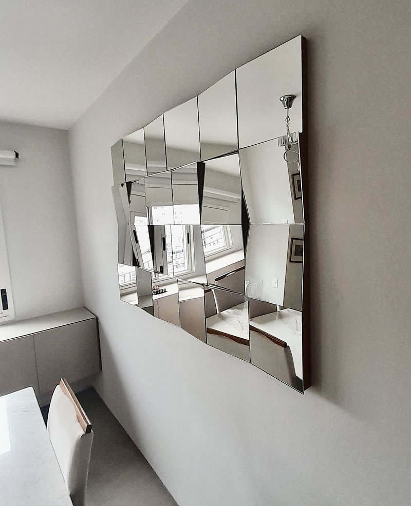 como posicionar espelho atrás do sofá para ampliar sala pequena