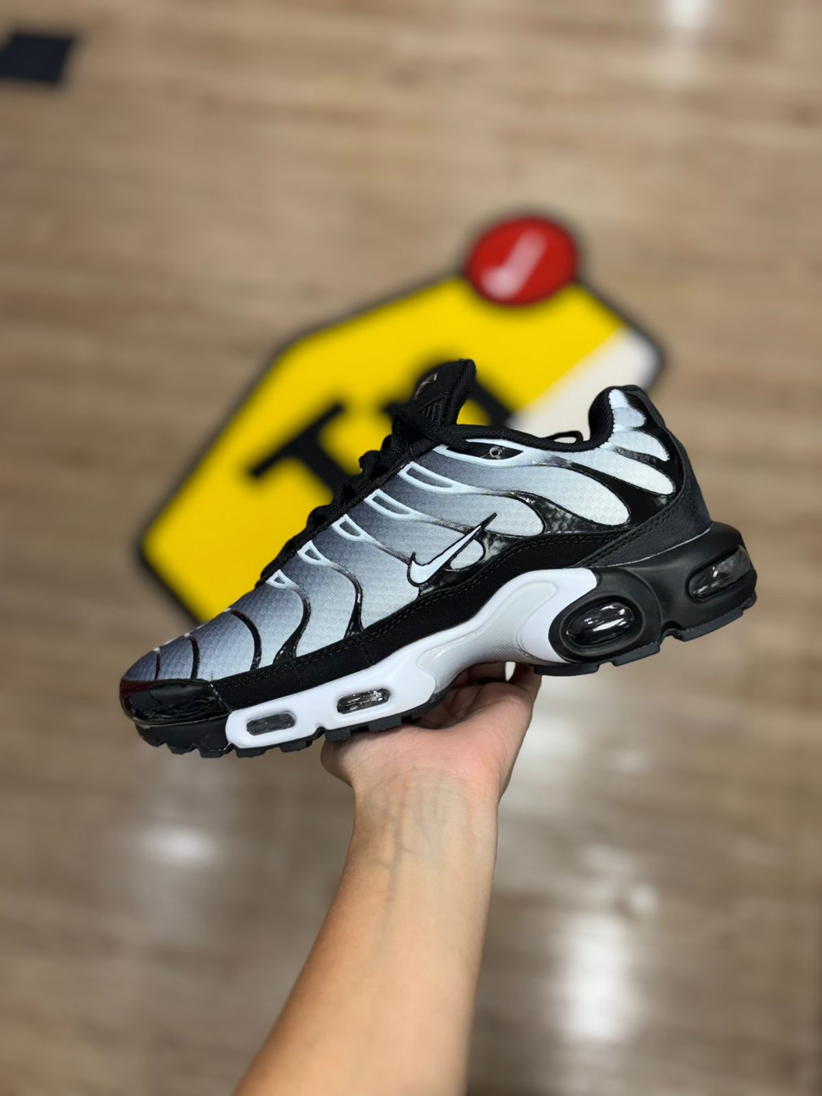 Como criar um fundo degradê preto e cinza no Photoshop