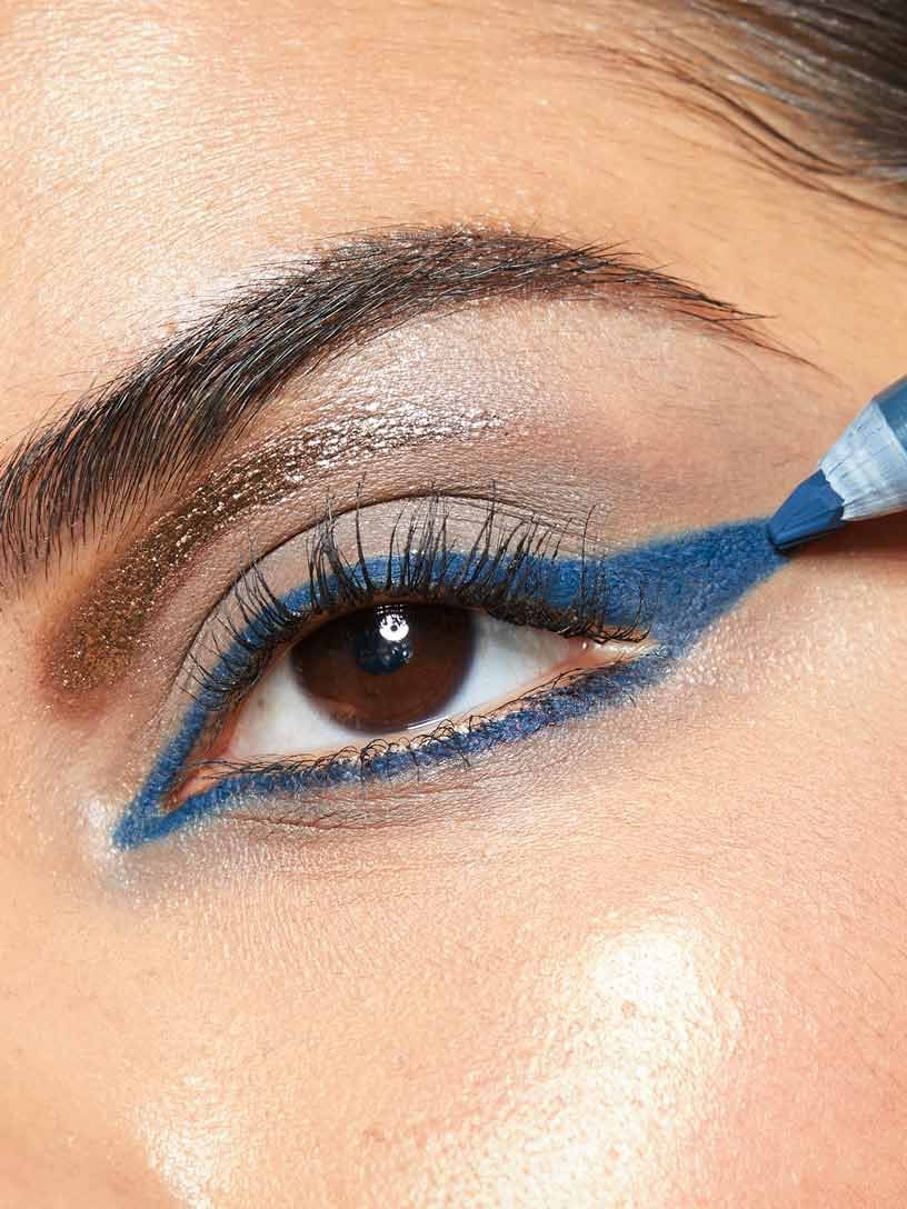 Como escolher o tipo certo de delineador azul