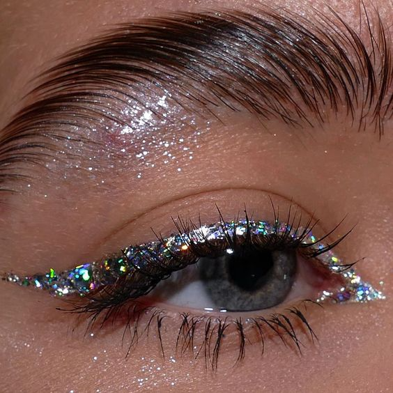 Delineador Glitter: A Tendência Que Ilumina Seu Olhar