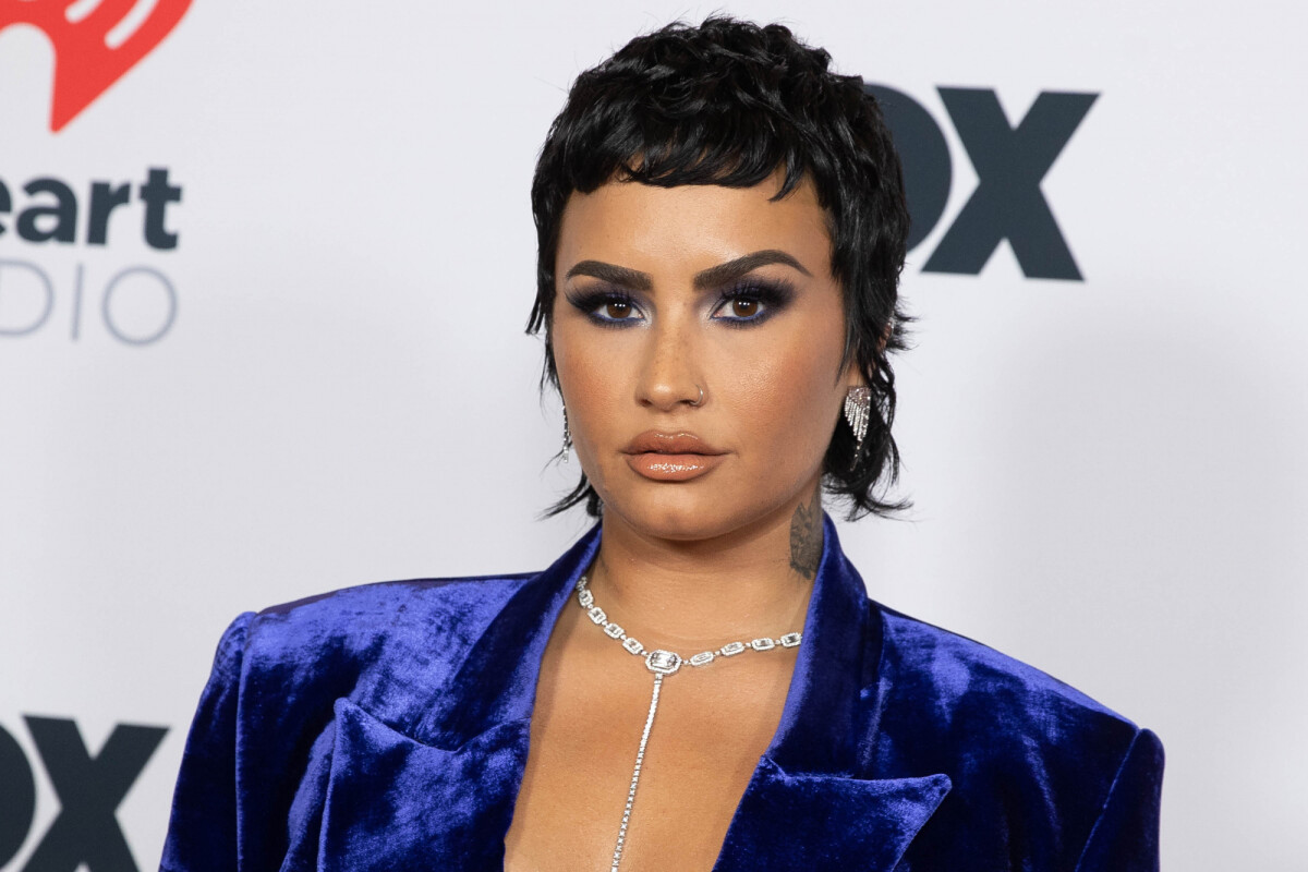 Guia completo dos cortes pixie de Demi Lovato: do volumoso ao undercut
