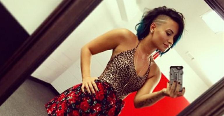 Guia completo dos cortes pixie de Demi Lovato: do volumoso ao undercut
