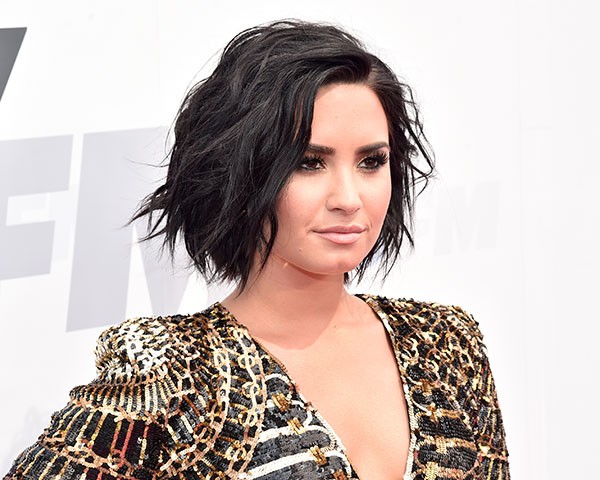 Além da estética: O impacto psicológico do cabelo curto para Demi Lovato