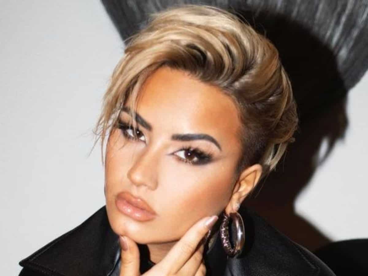 Guia completo dos cortes pixie de Demi Lovato: do volumoso ao undercut