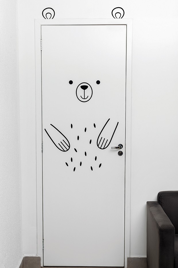 Guia completo de adesivos de vinil para portas: instalação e durabilidade