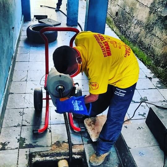 Diferença entre hidrojateamento e desentupimento manual