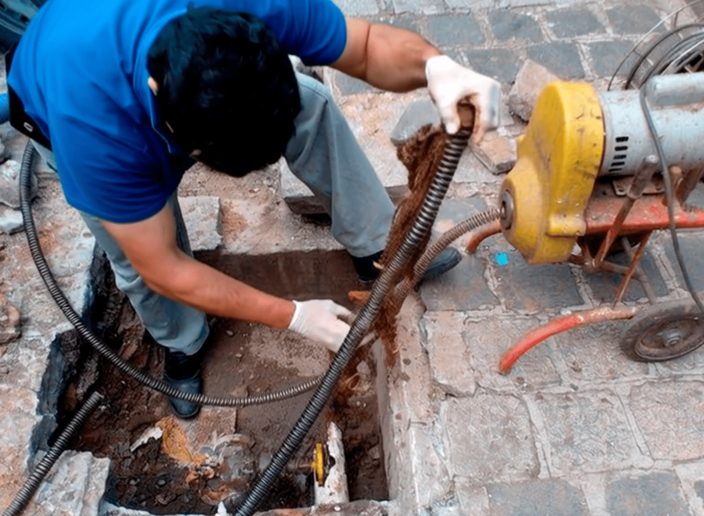 O que fazer em caso de emergência com esgoto entupido