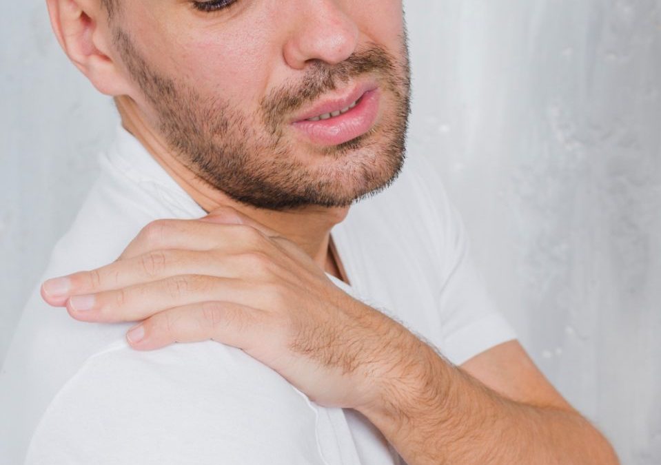 5 ideias de títulos:
1. Luxação de Ombro: Guia Completo de Primeiros Socorros e Tratamento Hospitalar
2. O Que Fazer Imediatamente ao Deslocar o Ombro: Dicas Essenciais
3. Riscos de Ignorar um Ombro Deslocado: Consequências a Longo Prazo
4. Do Pronto-Socorro à Fisioterapia: O Caminho da Recuperação do Ombro Deslocado
5. Como Evitar Novas Luxações: Prevenção e Cuidados Pós-Tratamento