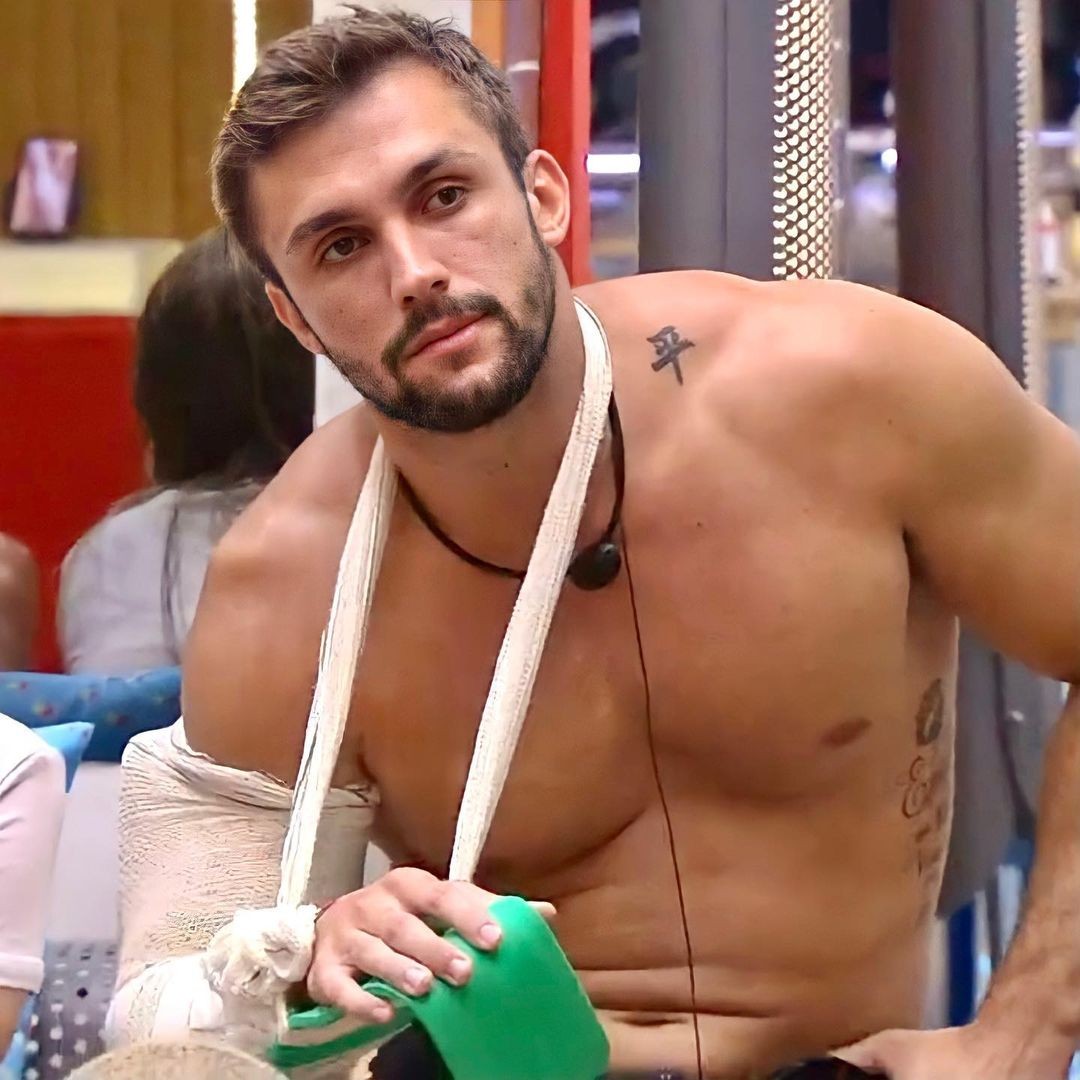 5 ideias de títulos:
1. Luxação de Ombro: Guia Completo de Primeiros Socorros e Tratamento Hospitalar
2. O Que Fazer Imediatamente ao Deslocar o Ombro: Dicas Essenciais
3. Riscos de Ignorar um Ombro Deslocado: Consequências a Longo Prazo
4. Do Pronto-Socorro à Fisioterapia: O Caminho da Recuperação do Ombro Deslocado
5. Como Evitar Novas Luxações: Prevenção e Cuidados Pós-Tratamento