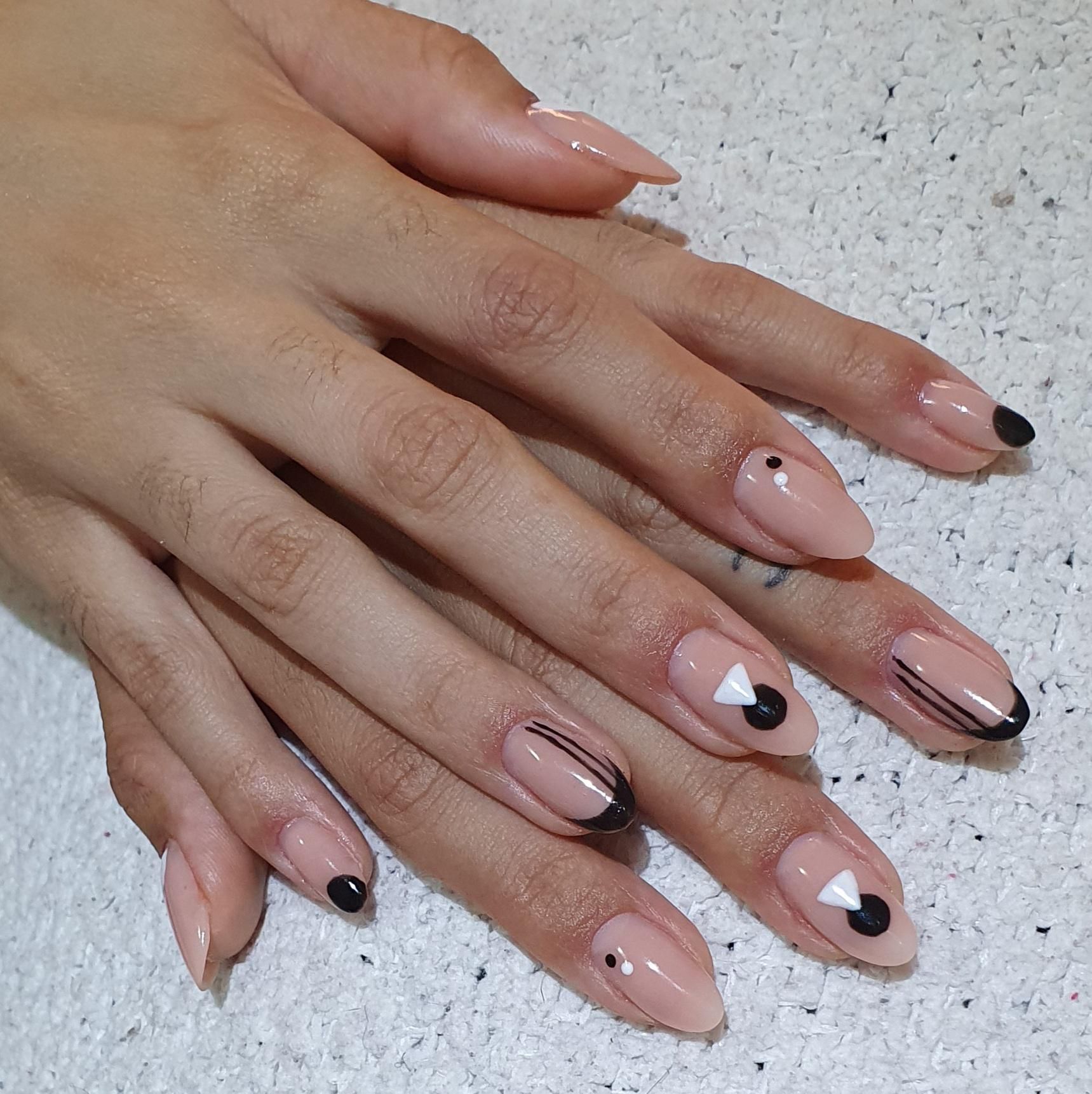 unhas decoradas amendoada vs stiletto