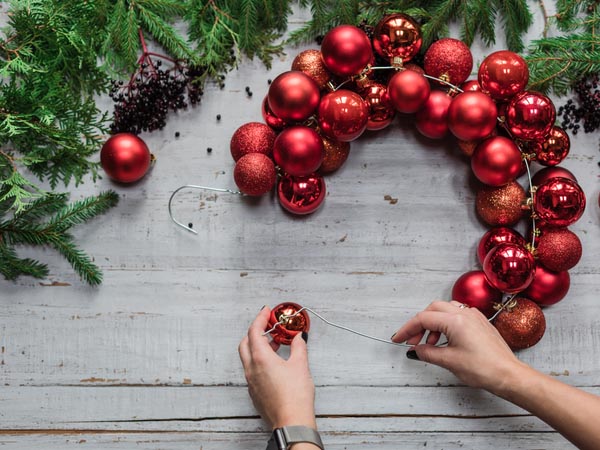 como montar arvore de natal com pisca pisca e potes