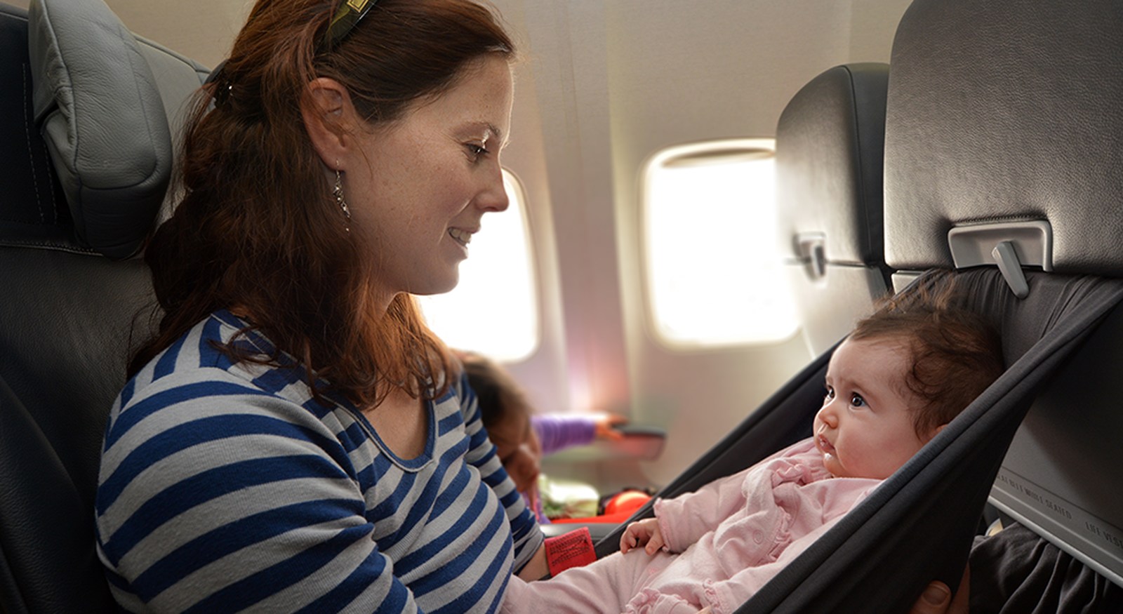 dicas para viajar de avião com bebê conforto