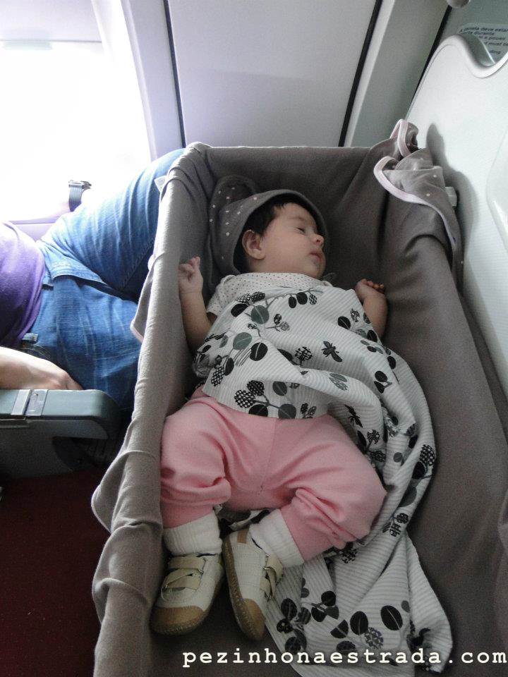 dicas para viajar de avião com bebê conforto
