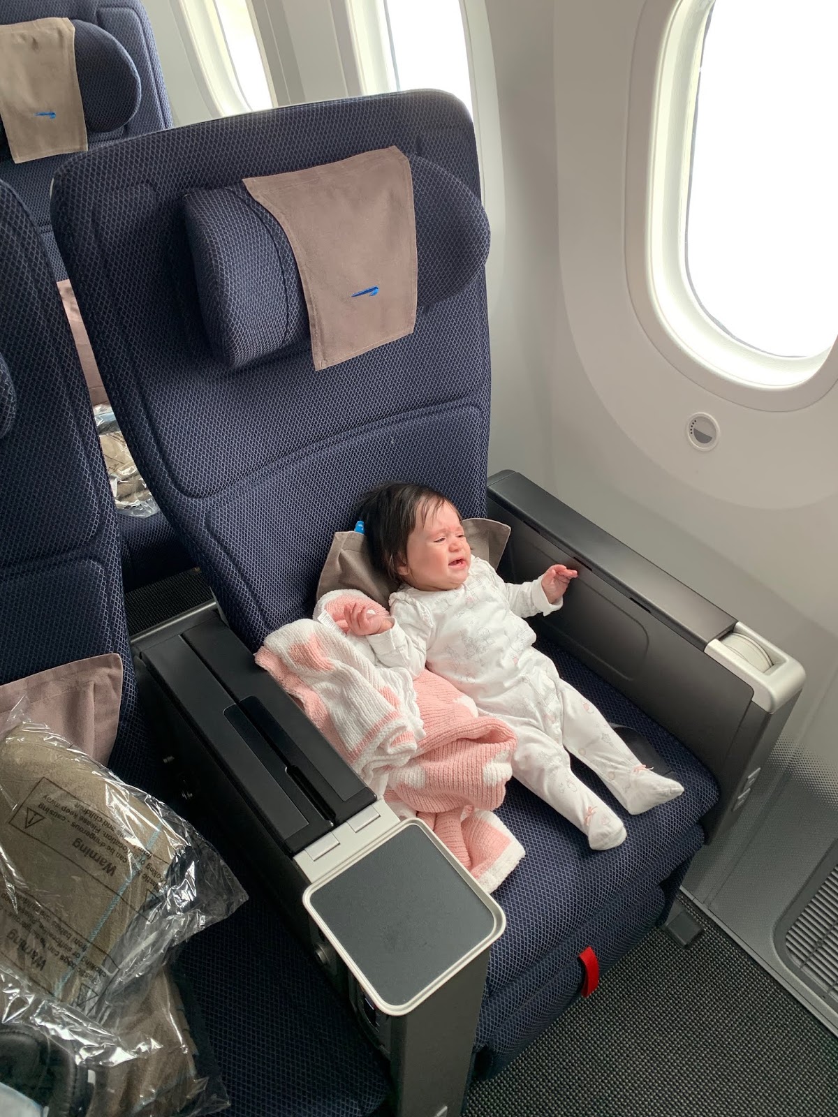 dicas para viajar de avião com bebê conforto