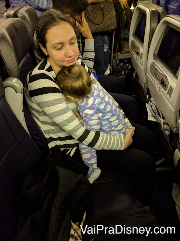 dicas para viajar de avião com bebê conforto
