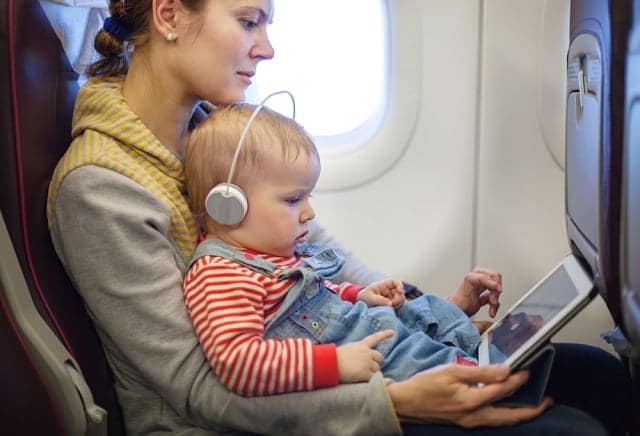 dicas para viajar de avião com bebê conforto