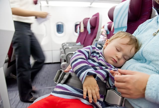 dicas para viajar de avião com bebê conforto